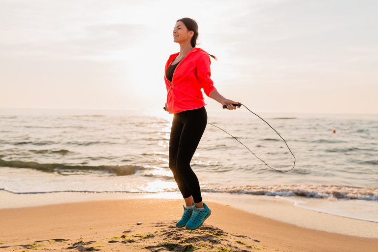 mulher fazendo exercícios estilo de vida saudável