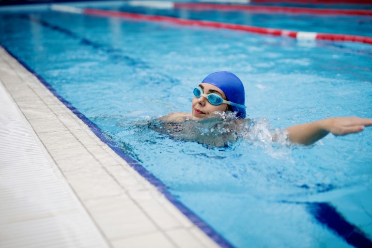 natação na piscina